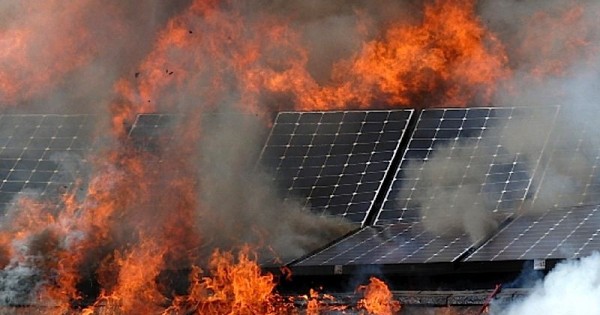Campo fotovoltaico in fiamme